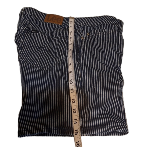 Lee Mid Rise Size 6 Shorts: A Classic, Comfortable and Stylish Choice - Picture 4 of 7